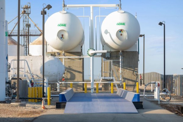 Пропан-бутанът има по-малко вредни емисии от бензина и дизела, както гордо ще ви обясни всеки таксиметров шофьор в София. Но сега компанията Oberon Fuels е намерила начин да го направи още по-екологичен. Нейната технология включва улавяне на метан от атмосферата (самият метан е четири пъти по-мощен парников агент от въглеродния диоксид), превръщането му в диметил етер, който е почти въглеродно неутрален, и добавянето му към пропана. Според Oberon това понижава въглеродния отпечатък от автомобилите на газ с 60%. Това ги прави напълно равностойни и дори превъзхождащи електромобилите като екологичен ефект (ако отчетем многото вредни емисии при производството на батериите). Остава само да видим на каква цена ще са тези подобрения. 
