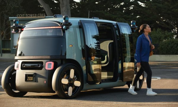 Не сме склонни да отстъпим на някой автомат цялото удоволствие от шофирането. Но с огромна радост ще му отстъпим неудоволствието от шофирането в града, докато ние си четем, гледаме телевизия или работим. Zoox, дъщерна компания на гиганта Amazon, се е насочила точно в тази ниша. Тя разработва превозни средства за градска среда без волан, педали и шофьорско място. Изпитнията се провеждат върху собствените й служители - тази година Zoox пусна автономна транспортна совалка, която ги събира от домовете им в Лас Вегас, Невада, и Фостър Сити, Калефорния, кара ги на работа и ги връща обратно. В бъдеще фирмата планира да предложи услугата и на широката публика във Вегас и Сан Франциско. 
