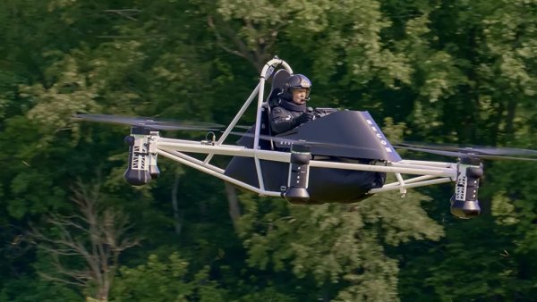 Не е речено непременно, че транспортът на бъдещето трябва да разчита само на автомобили. Ryse Recon е на практика доста уголемен, но в същото време свръхолекотен дрон, който излита и каца вертикално. Машината на практика се пилотира сама благодарение на изкуствен интелект, така че от вас се очаква само да натиснете бутоните "излитане" и "кацане". Шестте пропелера осигуряват маневреност, а корпусът може да каца дори във вода. Шефът на Ryse уверява, че ще ви трябват максимум 15 минути да се научите да летите с апарата. 