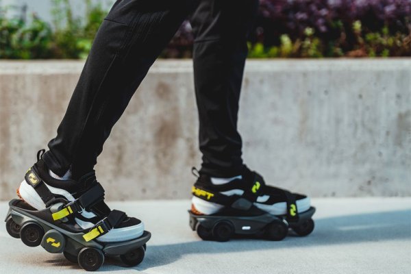 Според една популярна шега американците били готови на всичко, само и само да не ходят пеш. След краха на Segway и упадъка на електрическите скутери сега има нов кандидат за слава в тази област. Нарича се Shift Robotics Moonwalkers и представлява обувки с вградени колела, батерия и управление с изкуствен интелект. Може да ви звучи като извратена версия на ролкови кънки, но всъщност с тези обувки не се пързаляте, а ходите - само че доста по-бързо. При нормално темпо с тях ще развивате над 11 км/ч (за сравнение нормалната скорост на млад пешеходец е около 5 км/ч). Изкуственият интелект е готов да се намеси и да застопори колелцата, ако изкачвате стълби или вървите по хлъзгава повърхност, примерно. Както подсказва името, с тези обувки с лекота ще възпроизведете и емблематичната "лунна" танцова стъпка на Майкъл Джексън. 
