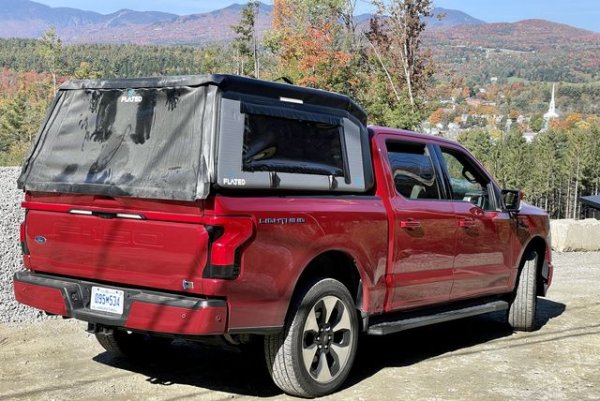 Пикапът е незаменим в живота на много хора. Но ползването на твърд покрив за товарния отсек, или на цяла отделна кабина, си има своята цена - тя е тежка, трудна за монтиране и демонтиране, и заема твърде много място в гаража ви. Но вече има и алтернатива в лицето на Air-Topper - сгъваема кабина, която се надува за минута с помпа, а след това може да се прибере в обикновено чекмедже, когато не ви е нужна. 
