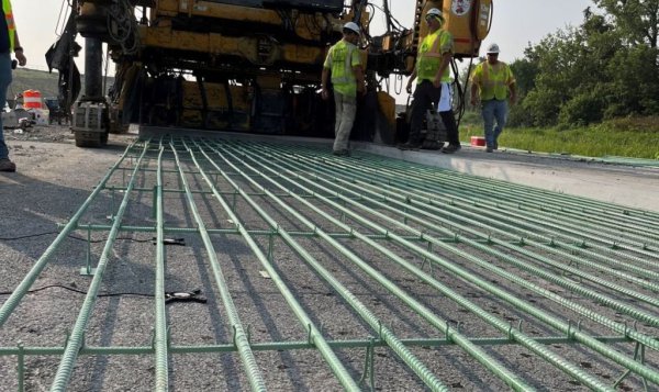 Остаряването на асфалта и на стоманените конструкции на мостове и надлези е сериозен риск за безопасността - а следенето на състоянието им е трудоемка и несигурна задача. Затова Луна Лу, професор по инженерни науки в Университета Пърдю, създава стартъпа Wavelogix, който да предложи по-високотехнологично решение. То вече е факт под формата на Rebel Concrete Strength Sensors - неособено скъпи сензори, които се вграждат в пътя при строежа му и предават в реално време данни за състоянието на материалите. Щатските власти в Тексас и Индиана вече ги въведоха в експлоатация за своите магистрални мрежи. 
