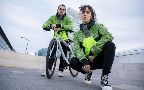 Разработената от германския гигант Continental и партньора му Urban Circus жилетка прави велосипедистите извънредно лесни за засичане от сензорите на автомобила. В материята са добавени вложки, които се разчитат от лидара и камерите на колата.
В допълнение към това жилетката има флуоресцентни ивици за лесно разпознаване денем, и специални отражателни ленти за през нощта. Подобна технология може да опази най-рисковите групи на пътя, като колоездачите и пътностроителните работници.
