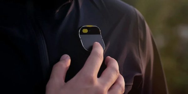 16 години след появата на първия iPhone, това ли е ще е следващата технологична повратна точка? AI Pin е първото снабдено с изкуствен интелект персонално устройство. С размерите на кибритена кутийка, то се закача на ревера или върху джоба на ризата ви. Въпреки малките си размери устройството има всичко: телефон, камера, всякакви сензори, микрофон и говорител, така че спокойно да разговаряте с него. Но няма екран. Идеята на създателите му - двама бивши инженери от Apple, стоящи зад стартъпа Humane - не е просто да ни предложат заместник на смартфона. AI Pin иска да насърчи общуването и да намали зомбираното скролване. Тъкмо затова няма екран. Ако се налага визуализация, устройството разполага с лазерен проектор, който може да показва образи върху дланта ви. Иначе то може да извършва обаждания, да пише текстови съобщения под диктовка, да възпроизвежда музика и да пазарува от ваше име. Управлението става изцяло с гласови команди. Като имаме предвид, че непрекъснато растящ брой катастрофи става заради хора, пишещи съобщения на екрана на телефона си, това не е маловажно откритие за шофьорите. 
