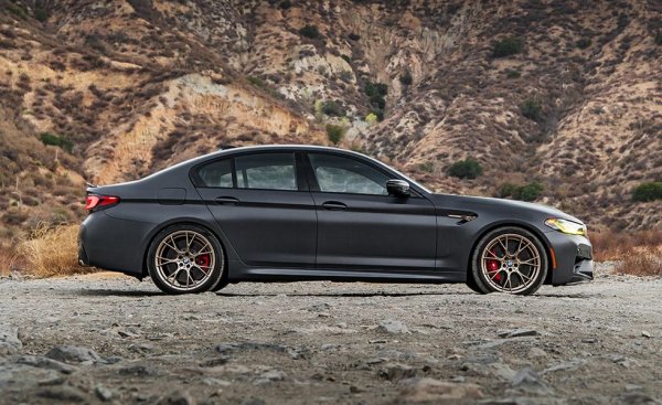 CS версията е мъничко по-тежка от "обикновеното" М5 Competition, но пък и има малко повече коне. Нещата се уравновесяват и двете коли са еднакво бързи от 0 до 60 мили в час. Но на четвърт миля CS е с 0.3 секунди по-напред. 

Дата на теста: 2021
Цена: $148,995 (на тестовия модел), $143,995 (базова)
Двигател: 4.4-литров V8 с туин турбо и 627 конски сили, 8-степенна автоматична трансмисия
Тегло: 1845 кг