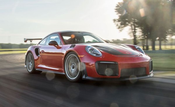 Тази машина не просто е бърза от 0 до 60 мили в час, но и са й достатъчни едва 5.5 секунди, за да достигне до 100 мили в час (160 км/ч). А класическата драг дистанция от четвърт миля й отнема 10.2 секунди. Аеродинамиката я прави истинско страшилище на пистата, и неслучайно за известно време тази кола държа рекорда на Нюрбургринг за серийни модели. 

Дата на теста: юни 2018
Цена: $348,730 (на тестовия модел), $294,250 (базова)
Двигател: 3.8-литров шестцилиндров боксер със 700 к.с., 7-степенна трансмисия с двоен съединител 
Тегло: 1531 кг
