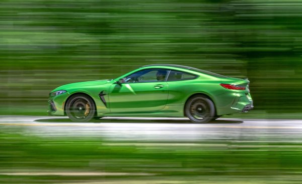 По начало М8 е създадена като класически гранд турър, тежък и комфортен. Но още първият контакт с 4.4-литровия осмак ще ви покаже, че външният вид лъже. На четвърт миля тази двутонна кола постига 10.7 секунди. 

Дата на теста: юли 2020
Цена: $175,745 (на тестовия модел), $147,995 (базова)
Двигател: 4.4-литров туин турбо V8 с 617 коня , 8-степенна автоматична трансмисия
Тегло: 1928 кг