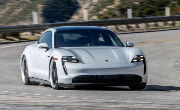 Ако сте се чудели до момента къде са електромобилите в тази класация, ето първия от тях. Върховата версия на Taycan е достоен съперник на Tesla Model S Performance и не само има еднакво време с нея до 60 мили/ч, но и абсолютно еднакво ускорение от 50 до 70 мили в час (80-112 км/ч) - 1.6 секунди, най-добрият показател в историята на тестовете на Car& Driver. 

Дата на теста: февруари 2020
Цена: $205,180 (на тестовия модел), $186,350 (базова)
Двигател: два синхронни електромотора с постоянен магнит, 750 к. с. комбинирана мощност, едностепенна предавка отпред и двустепенна автоматична трансмисия отзад
Тегло: 2379 кг
