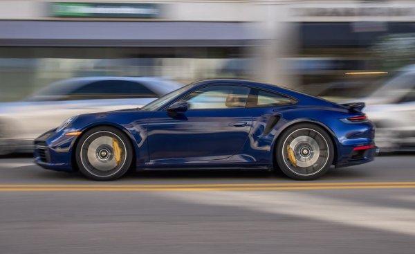 В особения свят на свръхбързите спортни коли това е най-изгодната сделка: 911 Turbo S струва четири пъти по-малко от лидера в класацията, а е едва с 2 десети от секундата по-бавно. Тази версия има 60 коня повече от обикновеното 911 Turbo, и прави четвърт миля за 10.1 секунди. 

Дата на теста: октомври 2020
Цена: $204,850 (базова)
Двигател: 3.7-литров 6-цилиндров боксер с туин турбо и 640 конски сили, 8-степенна трансмисия с двоен съединител
Тегло: 1654 кг