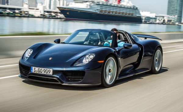 Цели седем години този автомобил бе най-бързият в класацията на C&D. Хибридното 918 Spyder има задвижване на четирите колела, два електромотора, които да подпомагат ускорението, и ревящ 4.6-литров V8. 

Дата на теста: май 2014
Цена: $875,175 (на тестовия модел), $847,975 (базова)
Двигател: 4.6-литров V8 с 887 коня и два електромотора, 7-степенна трансмисия с двоен съединител
Тегло: 1689 кг