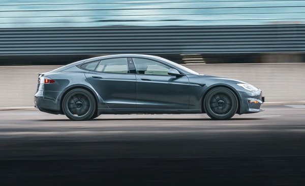 Най-прясното попълнение в класацията - от миналия месец - се приземява директно на второто място. Най-бързата Tesla прави четвърт миля за 9.4 секунди - точно колкото и струващото 28 ПЪТИ повече Bugatti Chiron Sport. За утеха на собствениците на Bugatti да отбележим, че в края на драг дистанцията техният автомобил развива 254 км/ч, докато "теслата" - само 243 км/ч. 

Дата на теста: декември 2021
Цена: $137,440 (на тестовия модел), $131,440 (базова)
Двигател: три синхронни електромотора с постоянни магнити и комбинирана мощност от 1020 конски сили, директна предавка отпред и отзад
Тегло: 2190 кг