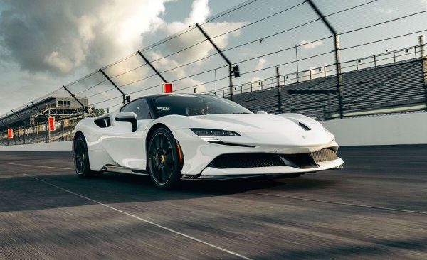 В продължение на седем години екипът на C&D тества над хиляда автомобила - и нито един от тях не успяваше да детронира Porsche 918 Spyder. Докато не се появи Ferrari SF90 Stradale. Рекордното ускорение бе постигнато с launch control, но със скоростна кутия в ръчен режим. Хибридното задвижване на SF90 и чисто електрическото на следващата го Tesla ясно показват каква ще е посоката на развитие на суперколите в следващите години. Тестовото Ferrari впрочем е с допълнителния олекотяващ пакет Assetto Fiorano. 

Дата на теста: юли 2021
Цена: $704,920 (на тестовия модел), $511,250 (базова)
Двигател: 4.0-литров туин турбо V8 с три електромотора, комбинирана мощност 986 конски сили, 8-степенна трансмисия с двоен съединител
Тегло: 1742 кг