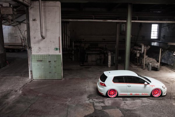 Volkswagen Golf VII с фосфоресциращо покритие от Low-Car-Scene и BlackBox-Richter