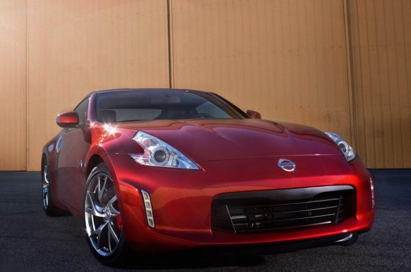 Европейската версия на модернизирания Nissan 370Z (2012 г.)