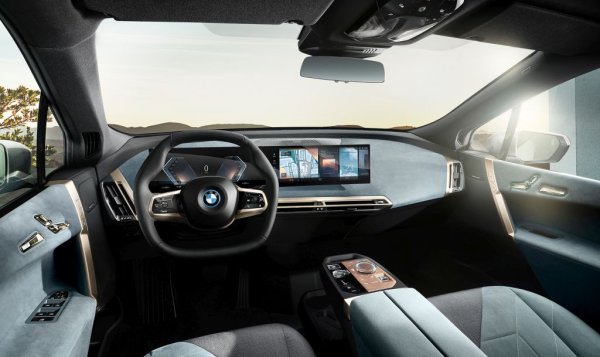 Принос на Continental към един от най-напредничавите електромобили на пазара е и камерата за наблюдение на шофьора, задължителна по новите европейски стандарти за безопасност. Всички нови автомобили имат някакъв вариант на такава камера, разбира се. Но създадената от Continental освен всичко друго помага на head-up дисплея да ви показва нужната информация точно на нивото на погледа ви, без да се налага да настройвате каквото и да било. 
