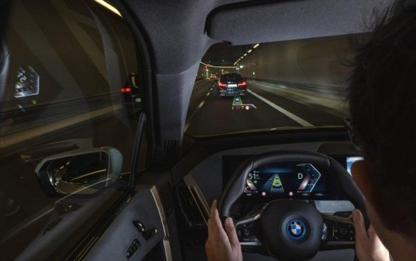 Камерата постоянно следи позицията на главата ви, линията на погледа и колко отворени са очите ви, за да може да предупреди навреме при признаци на преумора. Системите за подпомагане на шофьора също получават данни от нея и могат да настройват работата си според това колко внимавате. 
