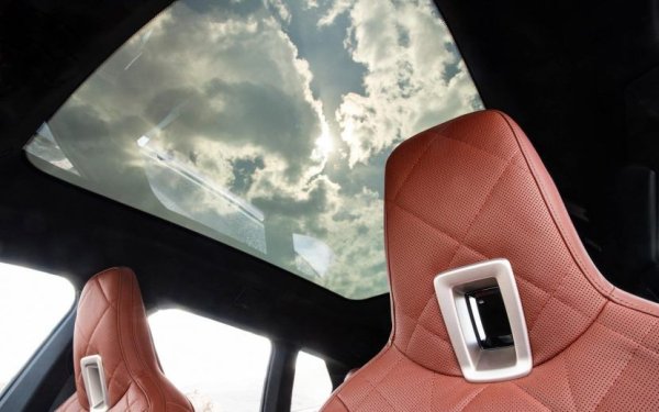 За новото BMW iX Continental изработва и контролната система за уникалния стъклен покрив. Най-високото му ниво, наречето Sky Lounge, сбъдва старата мечта за прозорец, който да се затъмнява без щори. Нужно е само едно натискане на бутона, за да стане покривът матов и да не пропуска директно светлината. 
