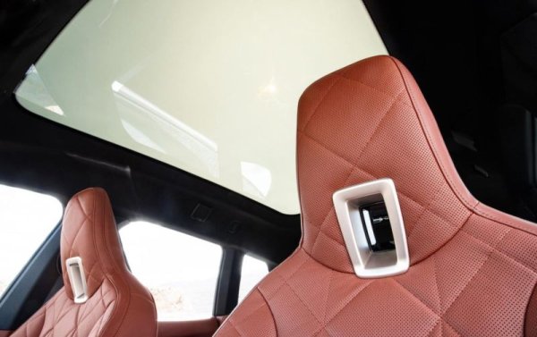 А може и да не натискате бутона и да оставите автомобила сам да прецени кога слънчевите лъчи са вече твърде силни. Затъмняването става чрез вградените в стъклото течни кристали и електричество. Системата е способна да ви представи и доста зрелищно светлинно шоу през нощта. 
