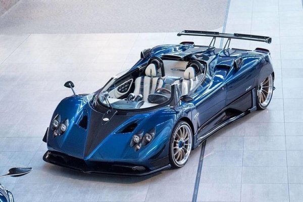 Zonda HP Barchetta е един от най-скъпите автомобили днес, като експерти прогнозират, че ако бъде пуснат за продажба, той ще струва 17,5 млн. долара. Направени са само 3 бройки от модела, като една от тях е за собственика на компанията Хорацио Пагани. Сред отличията на тази Zonda са изрязаното предно стъкло и частично покрити задни колела.

Автомобилът се задвижва от ръчно изработен двигател на AMG, който развива 800 к.с. и 1100 Нм въртящ момент. Цялата мощност се предава чрез 6-степенна скоростна кутия, като ускорението от 0 до 100 км/ч отнема 3,1 секунди. Максималната скорост е 355 км/ч.
