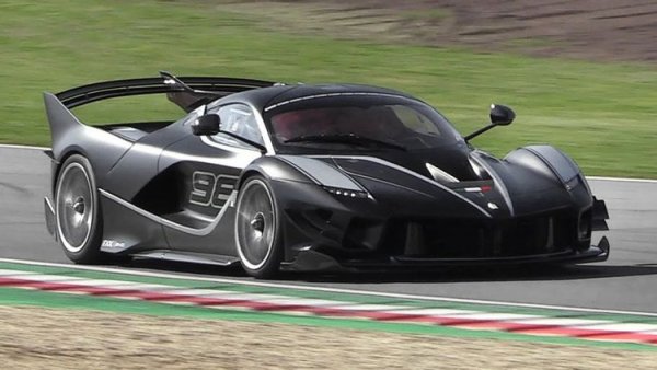 Суперколага FXX K Evo може да се похвали с повече от 1000 к.с. и е едно от най-екстремните Ferrari-та, правени някога. Всяка бройка струва повече от 2 млн. долара, но това, че някой разполага с тази сума, не му гарантира, че ще успее да се добере до тази кола. Тя се предлага само на членове на XX Client Program на Ferrari и дори тогава те трябва да се ангажират да я карате на спонсорирани от Ferrari събития на писта, които се провеждат по различно време на годината.

За целта, собственикът получава собствен екип от механици и възможност да даде газ до дупка на една от най-технологичните хиперколи в наше време. Което определено е привилегия само на избрани хора.