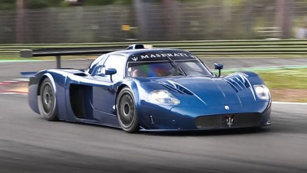 Maserati MC12 често оставя в сянката на по-известния си братовчед &ndash; Ferrari Enzо. Този автомобил излиза в тираж от 14 бройка, като това включва тестовете прототипи и само една бройка, която има хомологация за използване по обществените пътища - Versione Corse.

В основата на тази кола е спортното MC12 GT1, което печели няколко пистови шампионата през 2005 и 2006 година. Под капака е поставен надлъжно монтиран V12, който развива 755 к.с. Благодарение на него ускорението от 0 до 200 км/ч отнема 6,4 секунди, което е забележително постижение за автомобил със задно предаване.