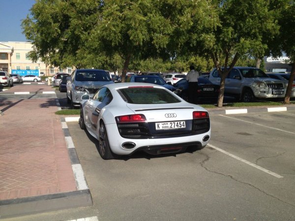 Паркингът пред Американския университет в Дубай