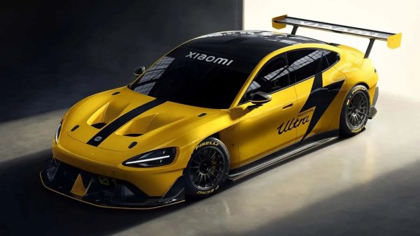 Спомняте ли си рекорда за обиколка на Нюрбургринг от автомобил с четири врати? Да, тази чест вече принадлежи на  Xiaomi SU7 Ultra, който победи Porsche Taycan Turbo GT Weissach с 2.5 секунди. Китайският суперседан сваля 500 кг тегло в сравнение със серийния SU7, постига ускорение от 0 до 100 км/ч само за 1,97 секунди и ще продължи да се движи до изумителните 349 км/ч.
