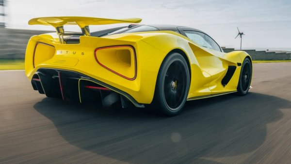 Доста дълго чакахме тази кола, която беше обявена за пръв път още през 2019. Електрическият Lotus погълна доста повече развойна работа, отколкото предполагаха създателите му. Резултатът според някои е най-мощната серийна кола, произвеждана до момента, с 2011 конски сили и 1700 Нм въртящ момент, осигурени от четири електромотора. Ускорението от 0 до 100 км/ч отнема 2,9 секунди, максималната скорост е електронно ограничена на 350 км/ч.
