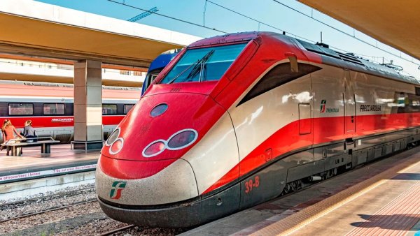 В края на 90-те години Италианските държавни железници решиха, че е време за нова високоскоростна железопътна мрежа. Новият ETR 500 постигна 362 км/ч при тестове в тунела Монте Бибеле между Болоня и Флоренция &ndash; нов световен рекорд за скорост &bdquo;на закрито&ldquo;. Днес по релсите в Италия най-бързият влак е Frecciarossa, Червената стрела, ограничен до 300 км/ч.
