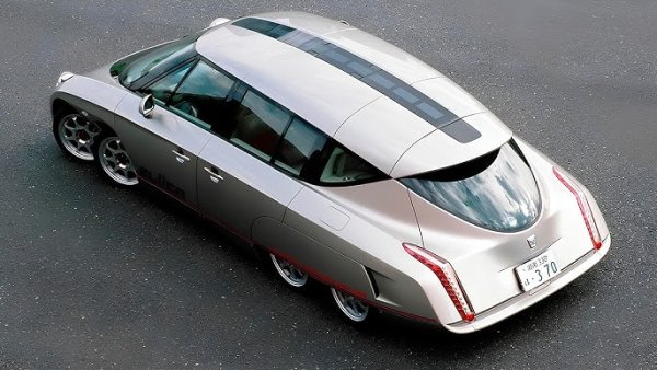 Eliica (което идва от "електрическа литиево-йонна кола") беше един доста откачен осемколесен електрически прототип, проектиран от екип в университета Кейо в Токио през 2004. С електромотор с мощност 80 к.с. на всяко колело, което дава общо 640 к.с., тя постигна максимална скорост от 370 км в час на пистата Нардо в Италия. Но по някаква причина нямаше продължение. 
