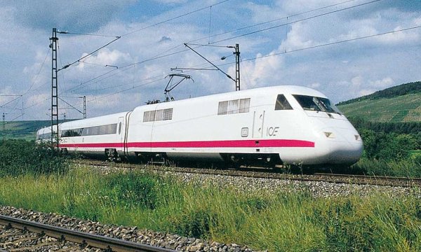 Intercity Experimental, по-късно преименуван на ICE V, беше експериментален влак, разработен от Deutsche Bahn за изследване на високоскоростните железници в Германия &ndash; и първият влак, който надмина границата от 400 км/ч, когато достигна 406,9 км/ч през 1988. Той формира основата за днешните влакове Intercity Express на германските държавни железници, които се движат почти толкова бързо. Но в този списък включваме само най-добрите.
