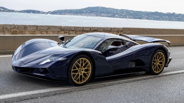 Доскоро най-бързият електрически сериен автомобил на нашата планета беше Aspark Owl с максимална скорост от 439 км в час. Японският хиперавтомобил се появи за първи път през 2017. Година по-късно видеоклип, в който ускорява от 0 до 60 мили в час за 1.9 секунди, стана сензация в интернет. Сега ни казват, че е още по-бърз. Планирана е серия от 50 превозни средства, всяко с каталожна цена от 2,5 милиона евро.
