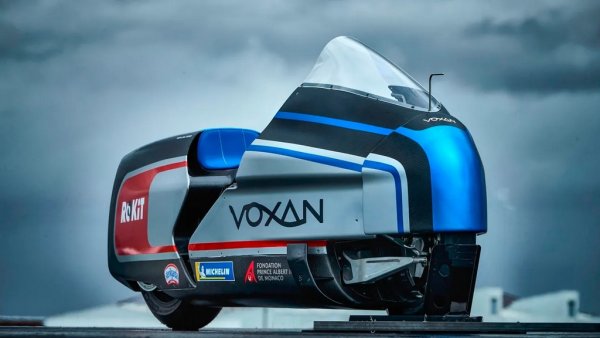 Има няколко мотоциклета в този списък, но настоящият шампион по скорост е този - Voxan Wattman. Той постигна рекорда по време на два пробега в Космическия център Кенеди през 2021, пилотиран от италианския шампион Макс Биаджи - за когото спокойно може да се каже, че има доста по-големи топки от нас. 470 километра в час на две колела не е за хора със слаби нерви. 
