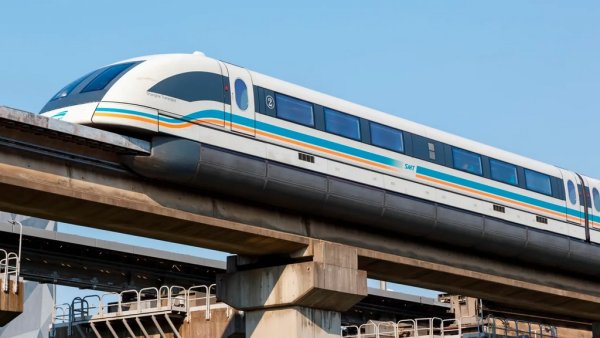 Shanghai Maglev не използва класически електромотори, а се придвижва чрез магнитна левитация, тласкан от т. нар. "линеен двигател". Той постигна максимална скорост над 500 км/ч при тестове през 2003 и сега се движи между летище Шанхай и града. Китай също така стопанисва традиционна мрежа от скоростни влакове, но няма да се занимаваме с тях тук, защото ще запълнят половината списък. 
