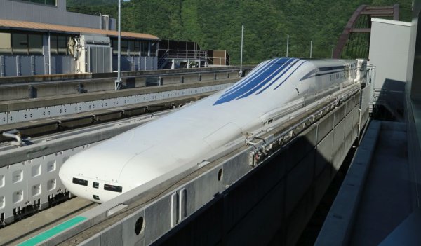 Японската серия L0 използва различен тип магнитна левитация от шанхайския Maglev и счупи всички предишни рекорди за скорост сред влаковете, като постигна 603 км/ч през 2015. С пътници на борда, той развива 498 км/ч - достатъчно да изминете разстоянието от Токио до Осака (499 км) за един час. 
