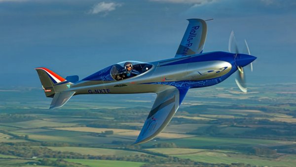 Rolls-Royce (авиационната компания, а не автомобилната) счупи рекорда за максимална скорост на електрически самолет, когато регистрира 623.4 км/ч през 2021. Способен да се изкачи на 910 метра само за 202 секунди, самолетът използва електрическо задвижване с мощност 536 к.с. и батериите с най-висока плътност в аерокосмическата индустрия, или поне така твърдят създателите му. 
