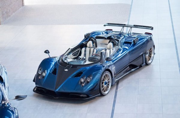 Година на производство: 2017 г.

Цена: 15 милиона евро 

Zonda HP Barchetta, който дебютира на Pebble Beach Concours d'Elegance, трудно може да се нарече утилитарен спортен автомобил, дори само защото няма покрив, предното стъкло е монтирано ниско и под остър ъгъл, а натрупването на предната оптика и аеродинамичните елементи заслепяват очите. Джантите от лявата и дясната страна също са боядисани в различни цветове. Каросерията е изработена от ултра лек и ултра здрав материал Carbo-Triax HP52, а задните колела са покрити с аеродинамична облицовка от въглеродни влакна.

Цялата тази дизайнерска и техническа мозайка загатва за изключителен потенциал. 7,3-литровият атмосферен бензинов двигател Mercedes-AMG развива 800 к.с., което позволява на автомобил със собствено тегло 1250 кг да достигне 337 км/ч.

Zonda HP Barchetta е произведен само в три екземпляра, единият от които принадлежи на основателя на компанията Хорацио Пагани. Цената на този автомобил не е тайна - 15 милиона евро.
