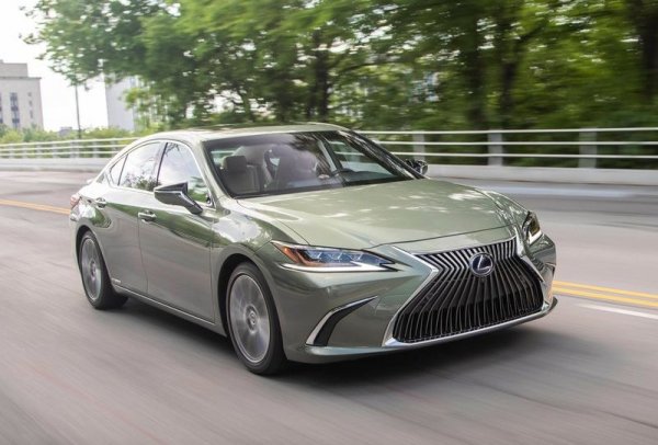 Победителите: Lexus ES 350 (седан, 4 врати), Mercedes-Benz C-Class, Tesla Model 3