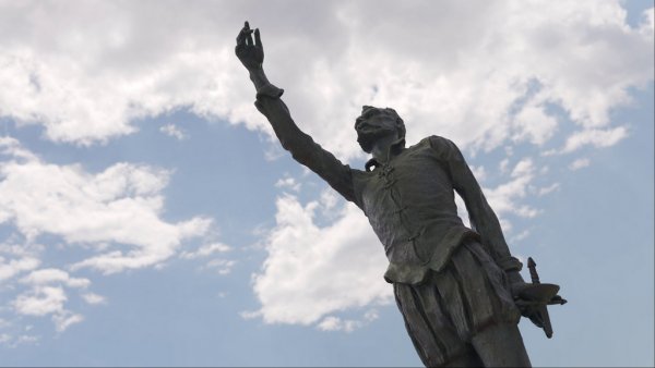 Голямата морска битка при Лепанто (1571) противопоставя обединения флот на християнска Европа срещу османците. Моряк на един от корабите е Мигел де Сервантес, бъдещият автор на "Дон Кихот", който е ранен толкова тежко в едната ръка, че после го наричат "Едноръкия от Лепанто"
