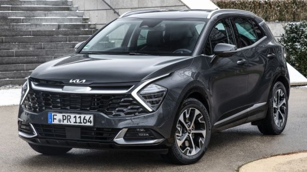 Пазарът на средиземноморския остров никога не е бил особено голям, а и обикновено е движен от местните рент-а-кар компании, които сега покрай ковид-блокадата не купуват. Затова и свиването през 2021 е внушително. Начело излиза Kia Sportage, но със съвсем скромните 478 продажби за годината. Втори е Volkswagen T-Roc, трети - Hyundai Tucson. Нататък следват Toyota CH-R, Toyota RAV4 и Kia Stonic.