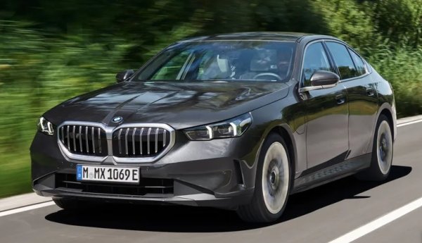 Плюсове - як шестцилиндров двигател, превъзходен баланс на шасито

Минуси - не е най-ергономичният интериор, електрическият обхват не е блестящ, изглежда твърде голям на пътя в някои моменти

Моделът 550e е един от най-добрите хибриди в продажба днес. Този баварец е истински дивак, когато става въпрос за ускорение. Гамата от двигатели започва с  2,0-литров четирицилиндров бензинов, наличен като мек хибрид с 205 к.с. (обозначен с 520i), следван от Plug-in хибрид 530e с 295 коня.  

В горната част на гамата е 550e xDrive, който използва шестцилиндров бензинов двигател B58 с  308 к.с., съчетан с електрически мотор със 194 к.с. Общата мощност възлиза на 483 коня. Това означава време за ускорение от 0 до 100 км в час от 4,4 секунди. 
Силните му страни са впечатляващото и приятно управление, подпомогнато от адаптивни амортисьори. Неговите двигатели също са много усъвършенствани и предлагат яко темпо в цялата гама, въпреки че водещият 550e е доста скъп. 