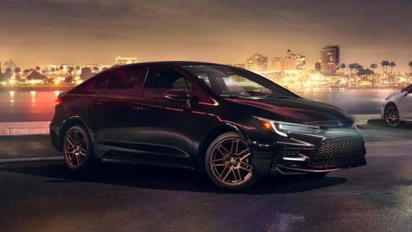 Задвижване: 2.0-литров четирицилиндров атмосферен мотор
Мощност: 169 конски сили
23,545 долара (39,320 лева)

Corolla е най-старият модел в този списък. Но тя все още се търси като изгоден стандарт за масов транспорт, предоставяйки ви само най-важното в базовата LE версия. Това включва Toyota Safety Sense 3.0, автоматичен климатик и безжична свързаност със смартфон. Предлага се и хибриден силов агрегат, но струва допълнително.
ЦЕНА В БЪЛГАРИЯ: 42,250 лева за сглобявана в Турция Corolla седан с 1.5-литров мотор, ръчни скорости и 123 коня мощност. Всички американски модели в тази класация са с автоматични скорости. 
