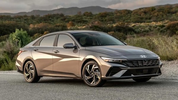 Задвижване: 2.0-литров четирицилиндров атмосферен мотор
Мощност: 147 конски сили
Цена: 23,370 долара (39,028 лева)

Подобно на Corolla, Elantra в американския си вариант е вече доста стар модел. Но все още впечатлява със стандартното си оборудване като алуминиеви джанти, безжичен Apple CarPlay и Android Auto на 8.0-инчов дисплей, LED проекторни фарове и множество функции за активна безопасност.
ЦЕНА В БЪЛГАРИЯ: Elantra се предлагаше у нас допреди няколко години, но вече я няма. Сравнимият i30 започва от 44,200 лева, но това е за 1.5-литров атмосферен двигател с едва 96 коня мощност и с ръчни скорости. 
