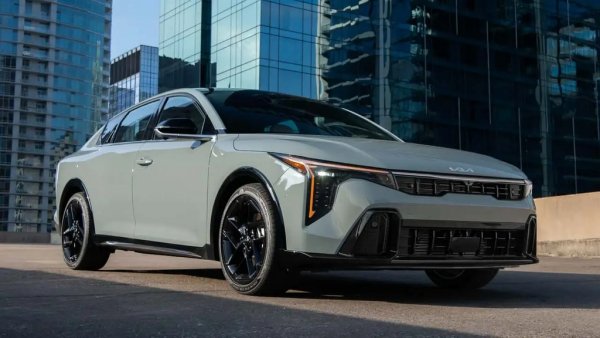 Задвижване: 2.0-литров четирицилиндров атмосферен мотор
Мощност: 147 конски сили
Цена: 23,165 долара (38,686 лева)
Кia смени поколенията на К4 за Америка в края на миналата година. Новата генерация е с коренно променен дизайн и дълъг списък от удобства. Акцентите включват стандартен 12,3-инчов централен сензорен екран с безжични Apple CarPlay и Android Auto, LED осветление отвътре и отвън, безключово стартиране, множество USB-C портове за зареждане на устройствата ви и редица функции за безопасност.
ЦЕНА В БЪЛГАРИЯ: Eвропейската версия на К4, която ще замени спрения от производство Ceed, още не е дошла у нас. Последните бройки от Ceed започват от 41,990 лева, но това е за еднолитров мотор със 100 коня мощност. 
