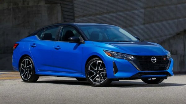 Задвижване: 2.0-литров четирицилиндров мотор
Мощност: 149 конски сили
Цена: 22,730 долара (37,959 лева)

Sentra е оборудвана със Safety Shield 360 - набор от електронни асистенти на Nissan, и предлага интеграция със смартфон, заедно с икономичен двигател. Очаква се скоро да се появи ново поколение.
ЦЕНА В БЪЛГАРИЯ: Nissan отдавна няма подобен модел в Европа. С двайсетина см по-късият кросоувър Qashqai започва от 59,000 лева. 
