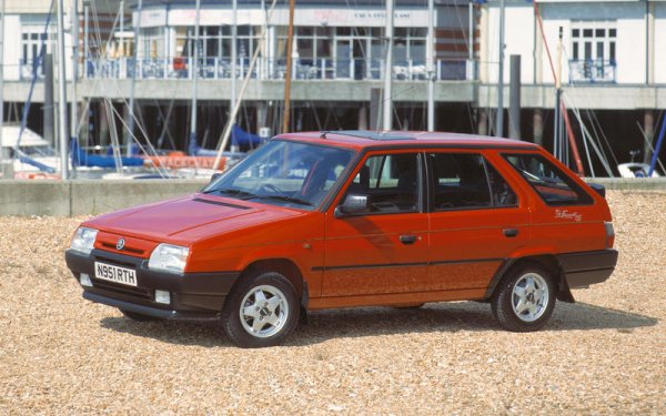 От днешна гледна точка Favorit не е особено добър автомобил, но с този модел Skoda пое курс към възстановяване и производство на нормални коли след десетилетията застой в социалистическия лагер. Favorit е хечбек с предно предаване и дизайн, дело на Bertone. В средата на жизнения цикъл на модела VW Group купи Skoda и това сложи началото на възраждането на марката.