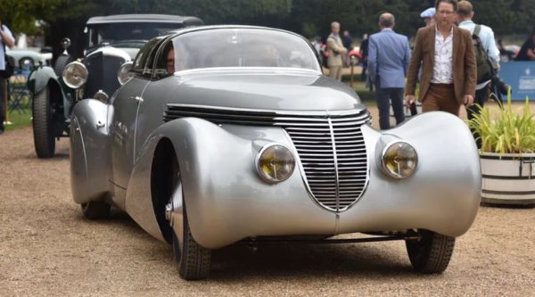 Дете на въображението на френския инженер и бизнесмен Андре Дюбоне, Dubonnet Xenia е еднократно творение, изградено върху шасито на Hispano-Suiza H6B. Той дебютира през 1938 г. и е кръстен на покойната съпруга на Dubonnet, Ксения Хауърд-Джонстън, която почива две години преди представянето му. Извитата линия на каросерията е проектирана да бъде възможно най-аеродинамична, а колата включва и редица технологични постижения, които се оказват изпреварили времето си.

Тези инженерни иновации са необходими, за да се приспособят към уникалната хлъзгава форма на Xenia, която е друг свят спрямо прототипа Hispano-Suiza. Автомобилът се използва за ежедневни превози на Дюбоне до 1940 г., когато войната го изпраща в склад на скрито място, за да се гарантира оцеляването му. Днес той е собственост на основателя на автомобилния музей в Мълин, Калифорния.
