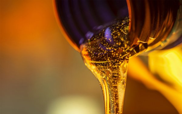 защото те първо влошават работата на мотора. Отмитите от тях частици мръсотия запушват инжекторите и тръбите, по които минава горивото. Затова по-добрият вариант е да се сипе специално гориво, което наистина такива свойства.