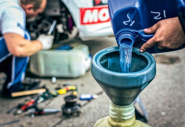 които твърдят, че техният продукт напълно възстановява износения мотор. Това няма как да стане - каквото и да се сипе в двигателя, алуминият по буталата, например, не може да се появи отново.