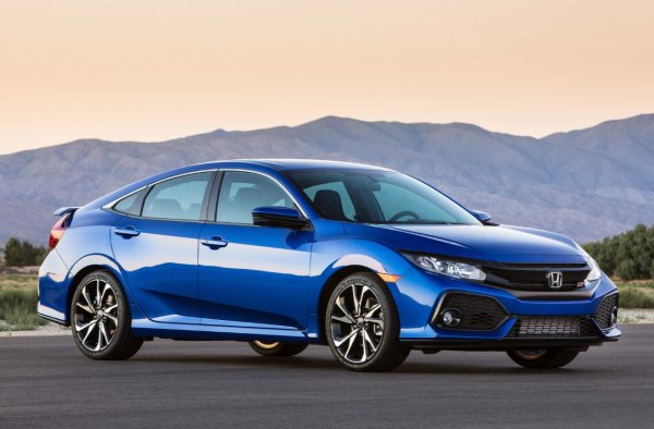 Десетото поколение на японския модел беше пуснато през 2015 г. и беше актуализирано три години по-късно, докато наследникът се появи през 2021 г. За пет години седанът и хечбекът в САЩ са поевтинели средно с 21,5% (5817 долара).
